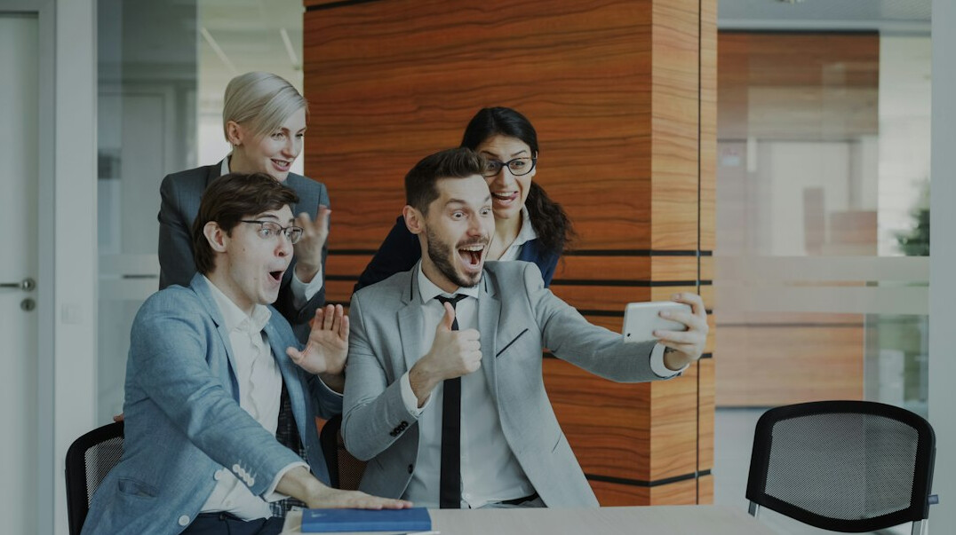 leader motivating employees